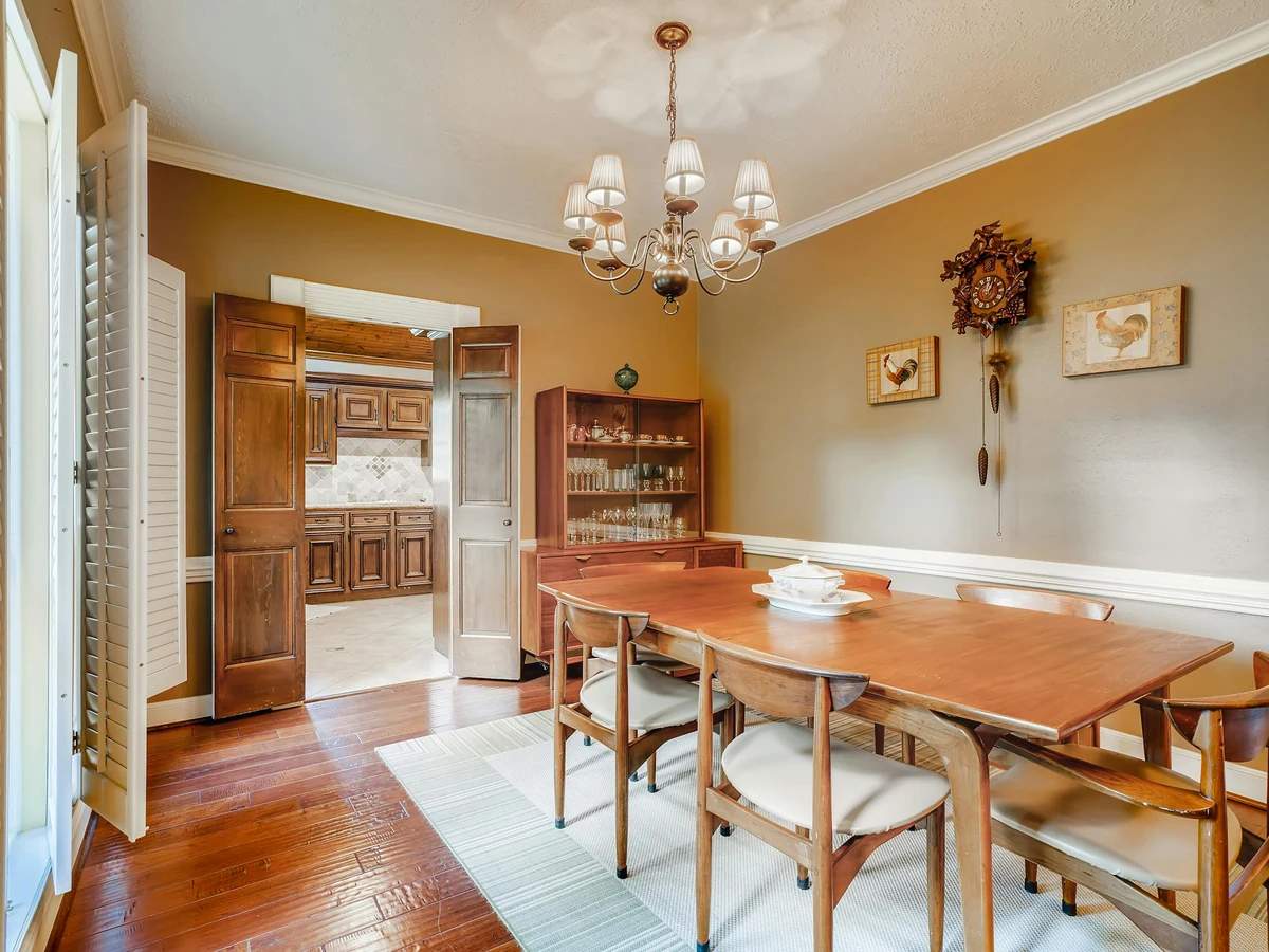 dining-room-painting-traditional-dining-room-godiva-decorators Traditional dining room with period features freshly painted