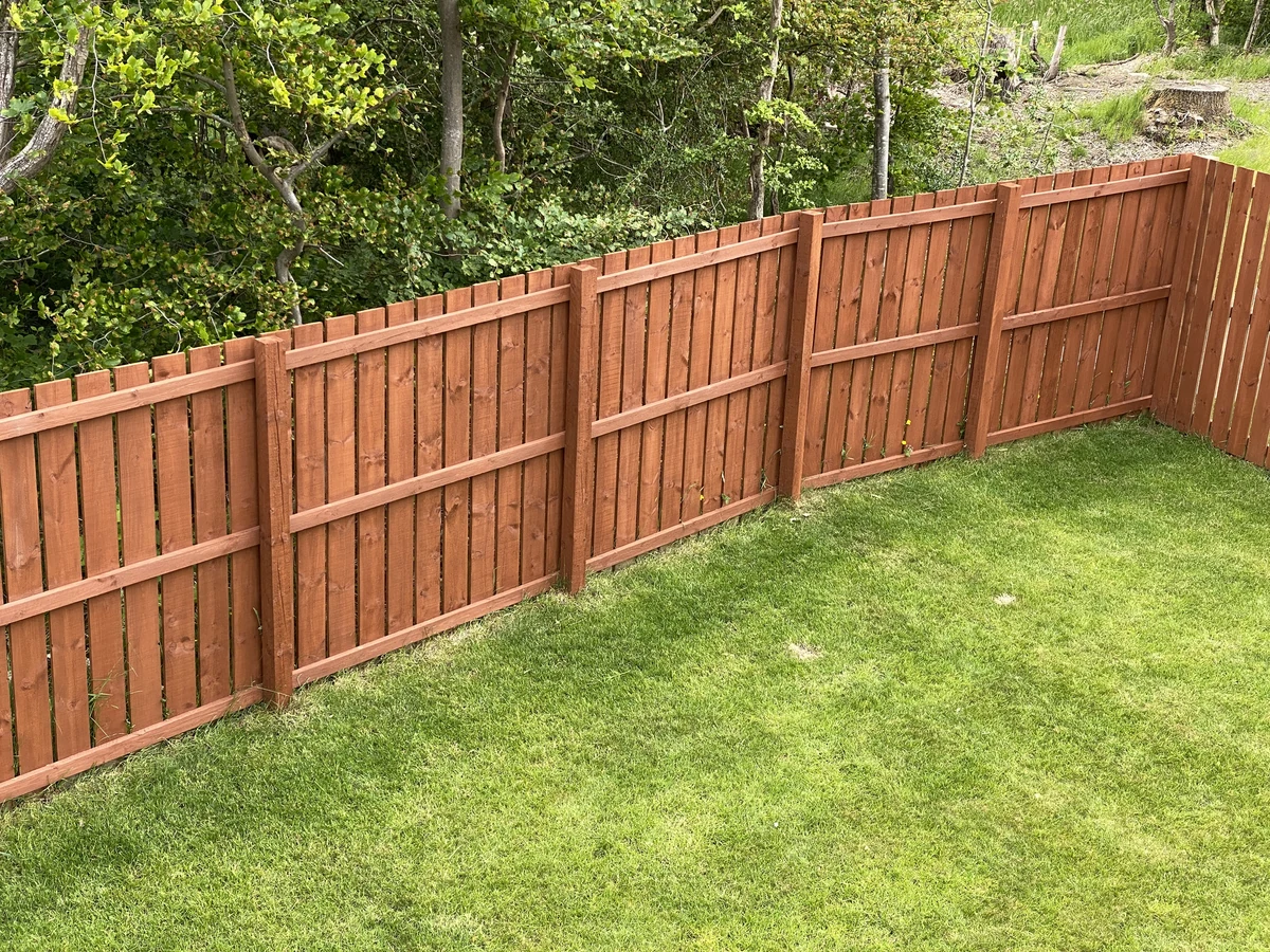 fence-painting-brown-wooden-garden-godiva-decorators Brown wooden garden fence painting in Coventry
