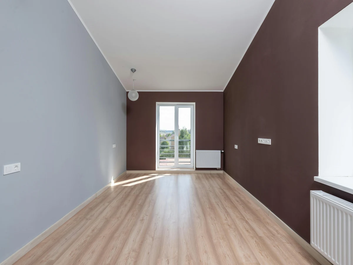 interior-painting-empty-room-contrasting-godiva-decorators Contrasting wall colours in an empty room in Coventry