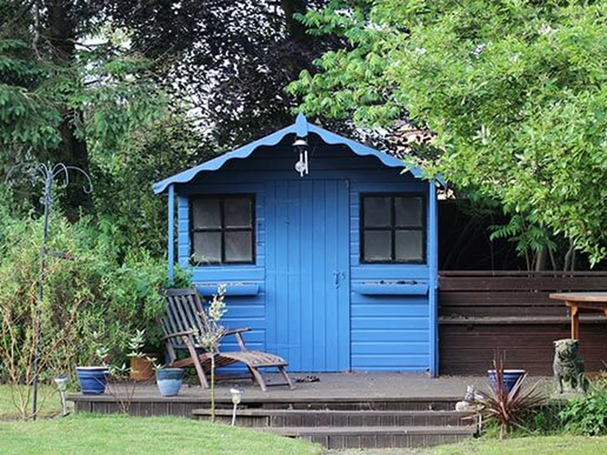 wood-painting-bright-blue-garden-godiva-decorators Bright blue painted garden timber in Coventry
