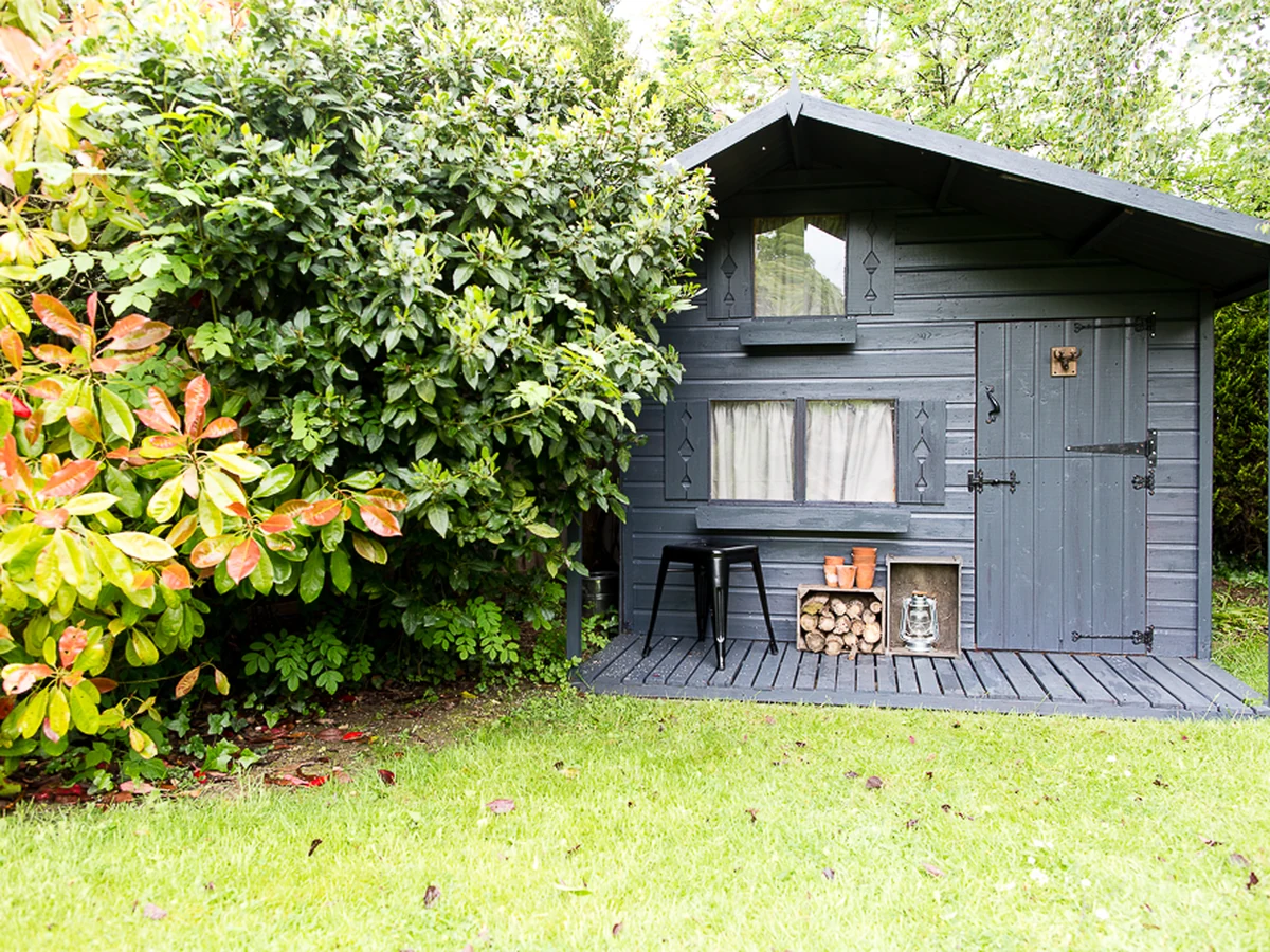 wood-painting-dark-wooden-garden-godiva-decorators Dark wood painted surface by Godiva Decorators in Coventry